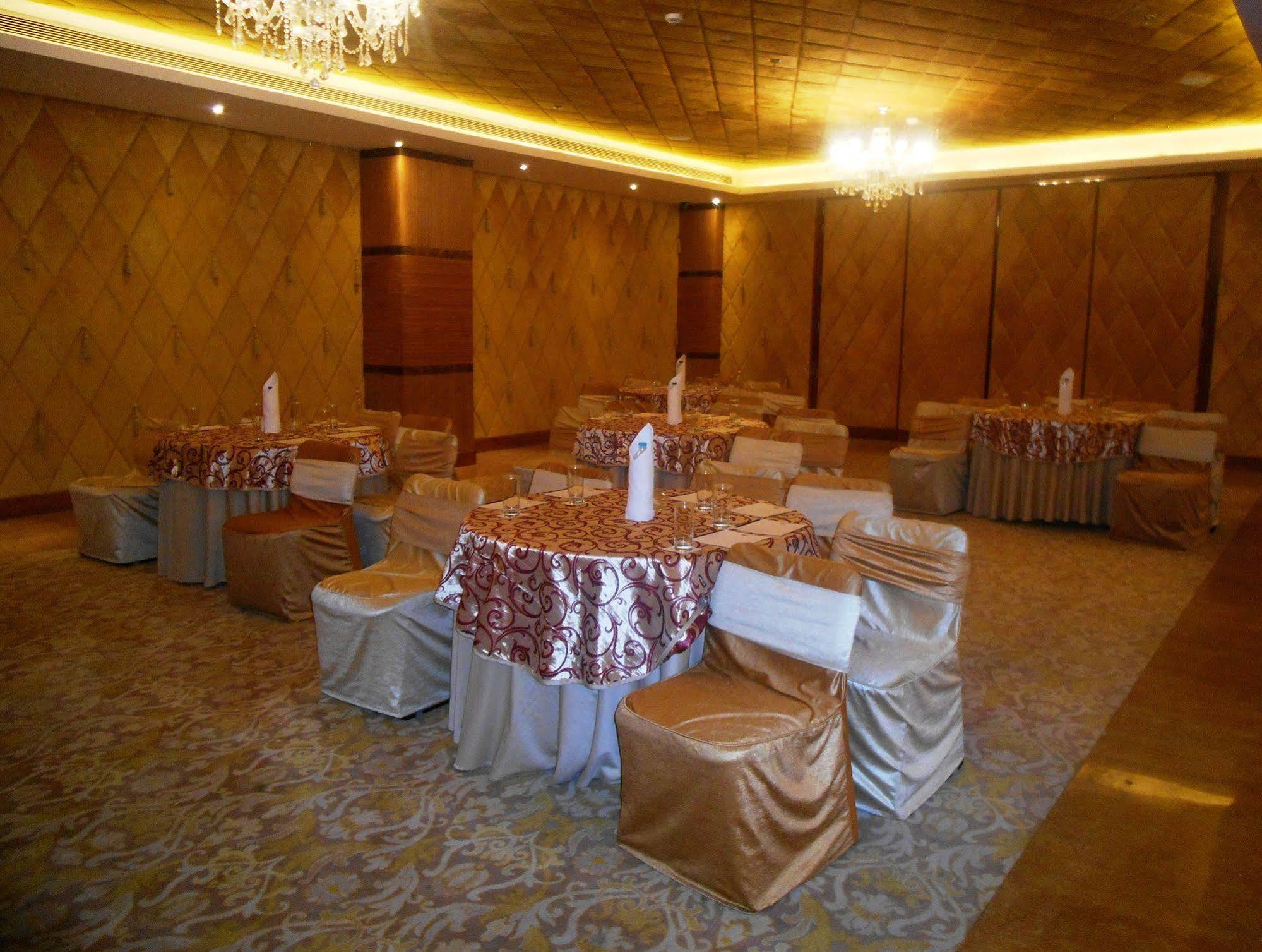 Country Inn & Suites By Radisson, Meerut Eksteriør billede