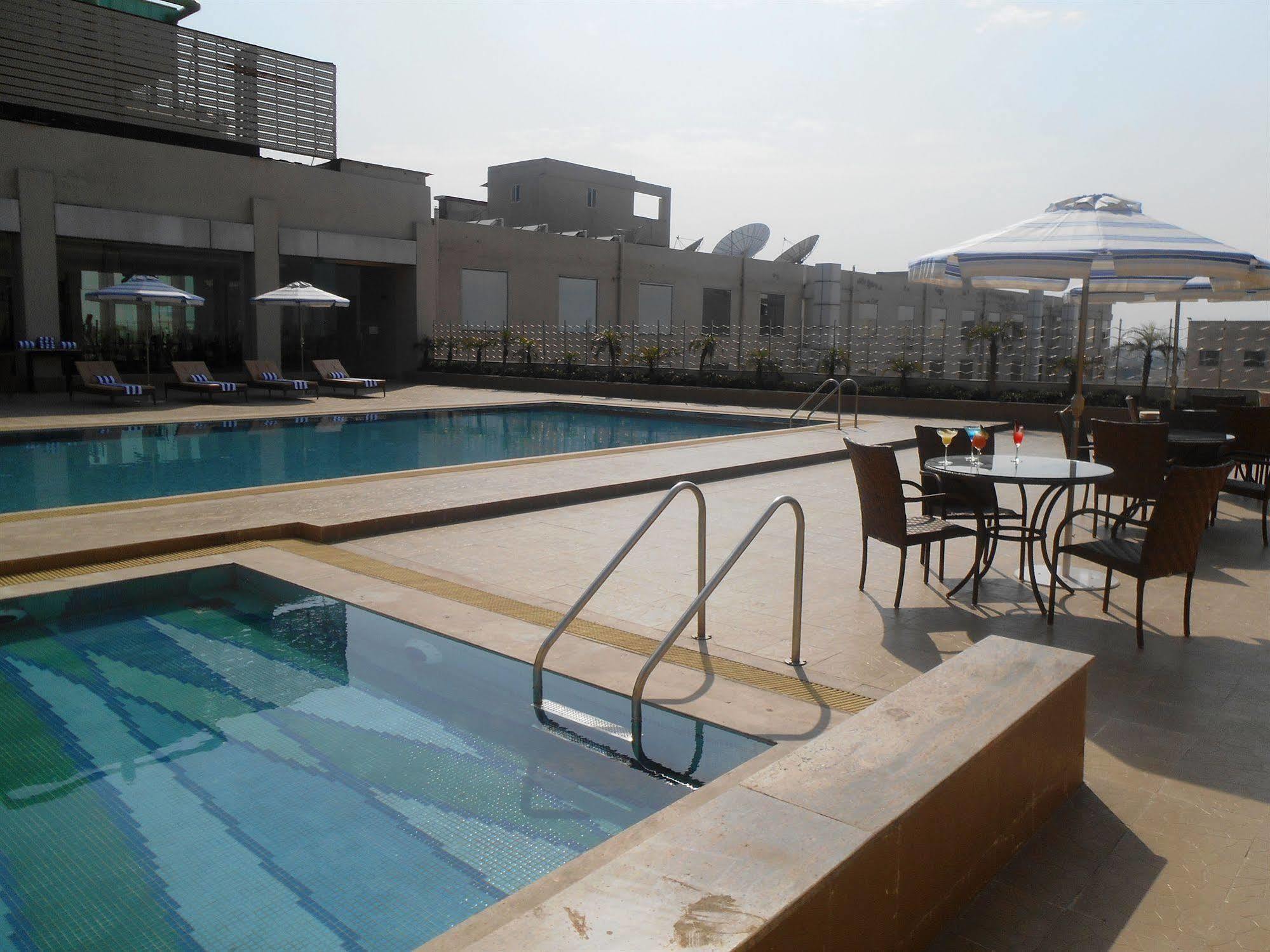 Country Inn & Suites By Radisson, Meerut Eksteriør billede